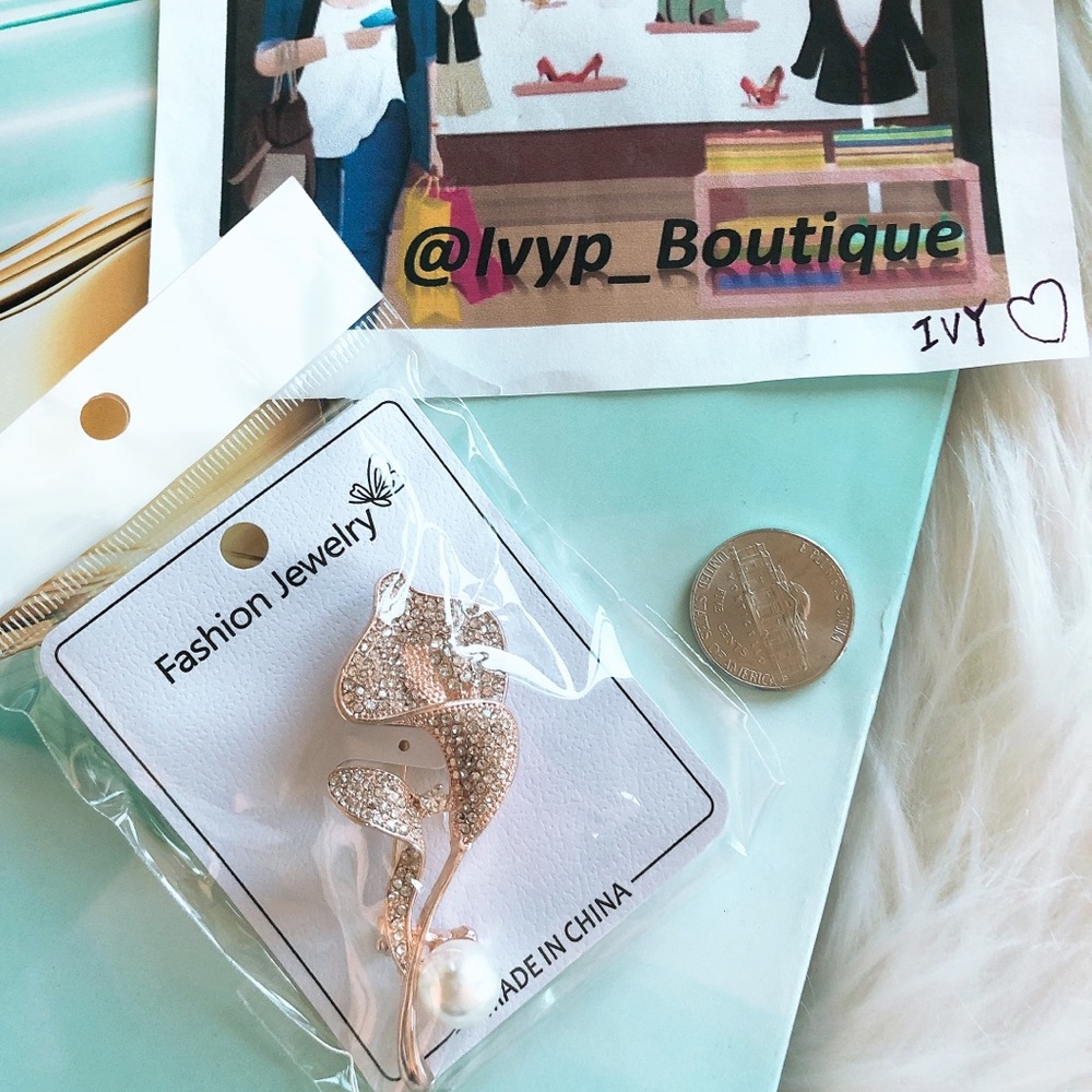 Lily Pearl Brooch - Picture 4 of 5